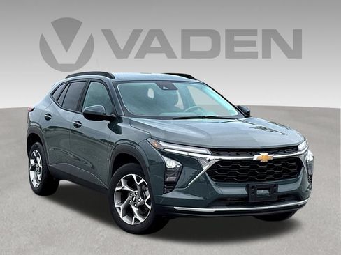 Used 2025 Chevrolet Trax LT FWD image 1