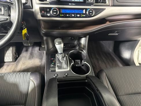 Used 2015 Toyota Highlander Plus FWD image 18