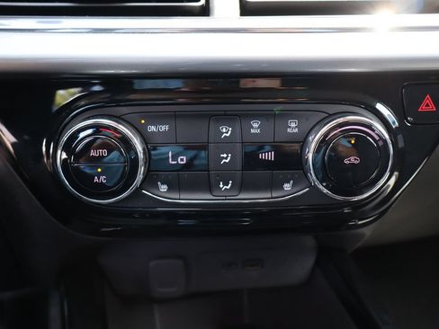 Used 2025 Chevrolet Trax LT w/ LT Convenience Package FWD image 19