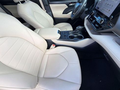 Used 2024 Toyota Highlander XLE image 32