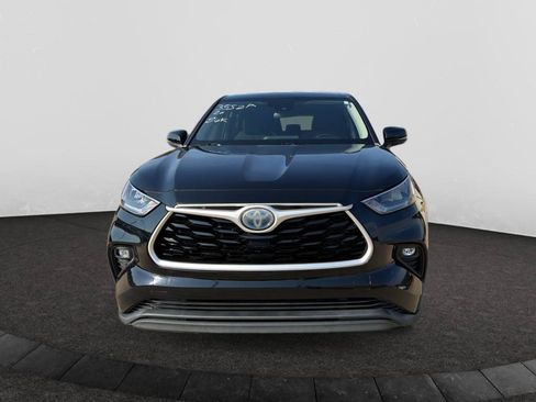 Used 2020 Toyota Highlander LE FWD image 3