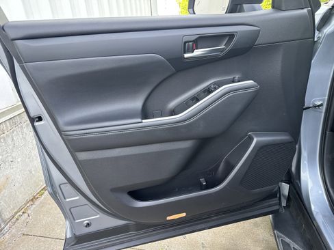 Used 2021 Toyota Highlander XLE FWD image 8