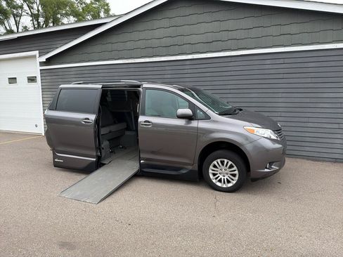 Used 2017 Toyota Sienna XLE FWD image 6