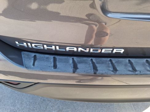 Used 2021 Toyota Highlander XLE FWD image 13