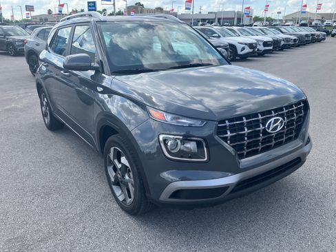Used 2025 Hyundai Venue SEL FWD image 1
