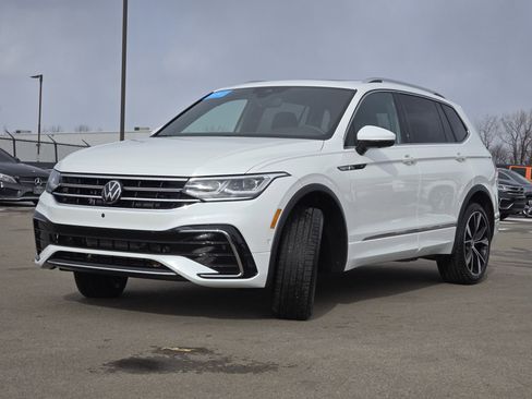 Certified 2024 Volkswagen Tiguan SEL R-Line image 3
