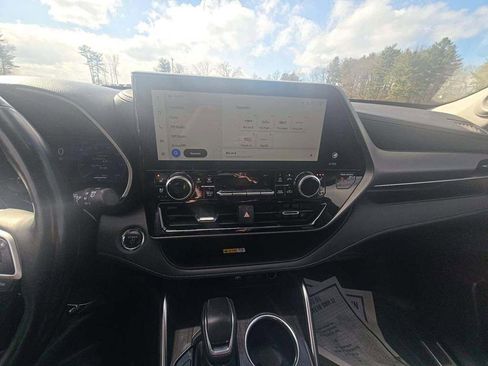 Used 2023 Toyota Highlander Limited image 8