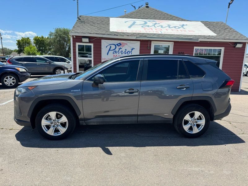 Used 2021 Toyota RAV4 LE AWD/4WD image 3