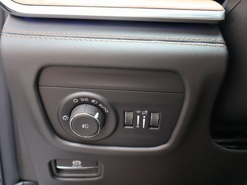 New 2025 Jeep Grand Cherokee Summit image 15