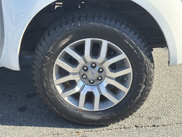 Used 2010 Nissan Frontier LE w/ LE Value Truck Pkg RWD image 20