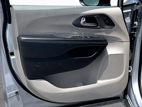 Used 2023 Chrysler Pacifica Touring-L FWD image 22