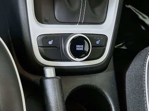 Used 2023 Hyundai Venue Limited FWD image 20