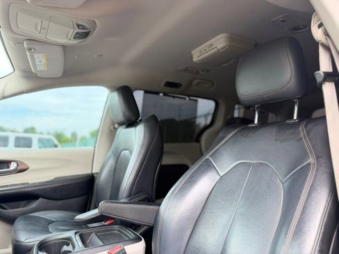 Used 2018 Chrysler Pacifica Touring-L FWD image 30