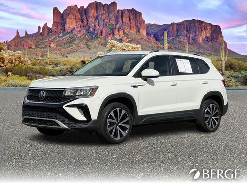 Used 2023 Volkswagen Taos SE w/ Panoramic Sunroof Package image 2