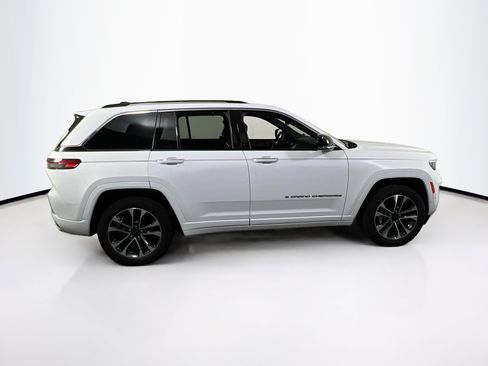Used 2023 Jeep Grand Cherokee Overland w/ Luxury Tech Group IV AWD/4WD image 4