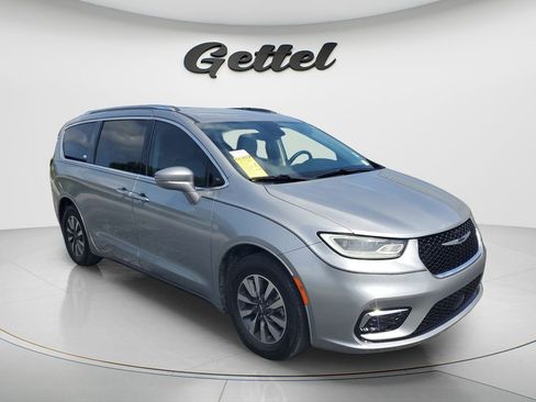 Used 2021 Chrysler Pacifica Touring-L FWD image 3