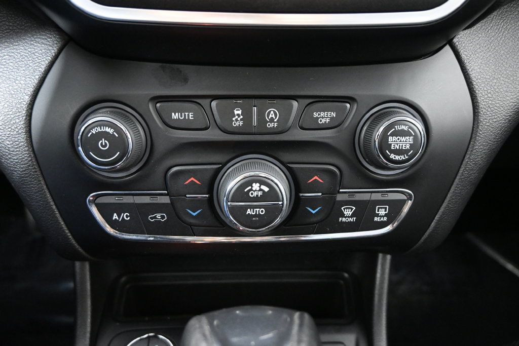 Used 2019 Jeep Cherokee Trailhawk AWD/4WD image 30