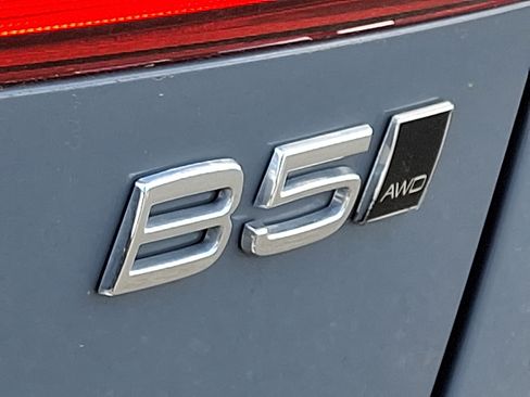 Certified 2022 Volvo XC60 B5 Momentum w/ Climate Package image 30