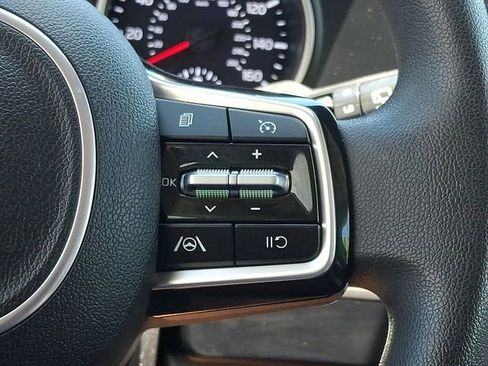 Used 2023 Kia Carnival LX FWD image 23