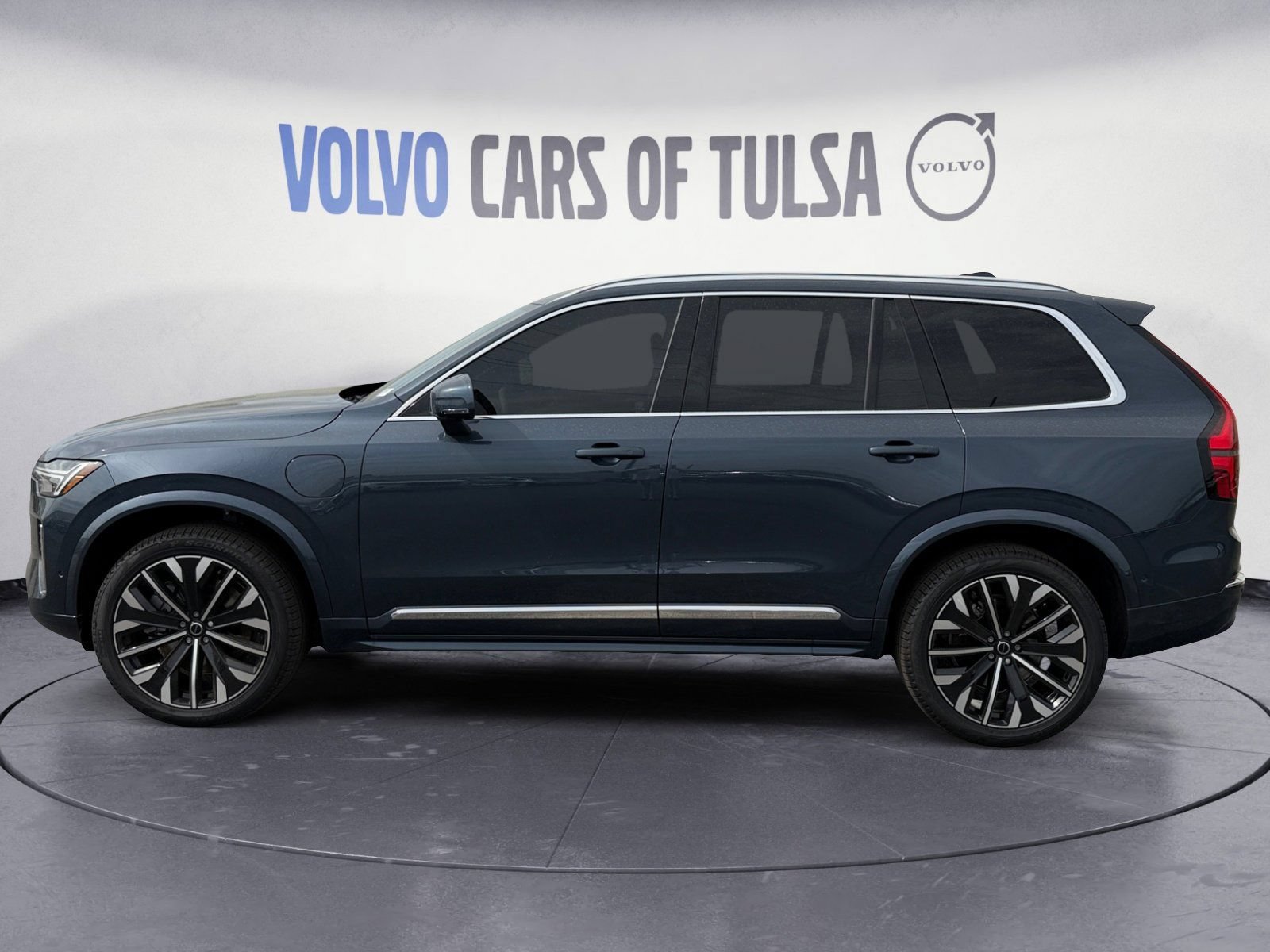 New 2026 Volvo XC90 T8 Plus w/ Protection Package Premier AWD/4WD image 2