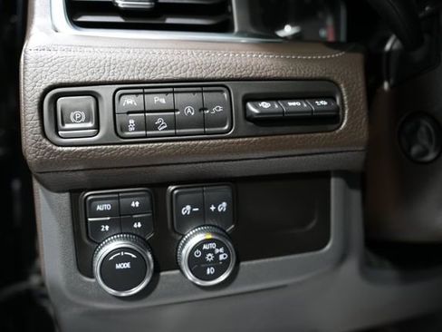 Used 2021 GMC Yukon XL Denali w/ Denali Premium Package AWD/4WD image 15