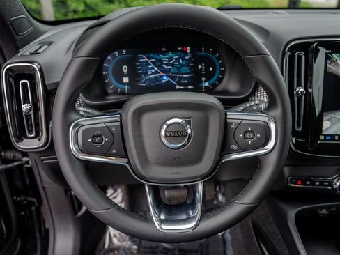 Used 2025 Volvo XC40 B5 Plus AWD/4WD image 5