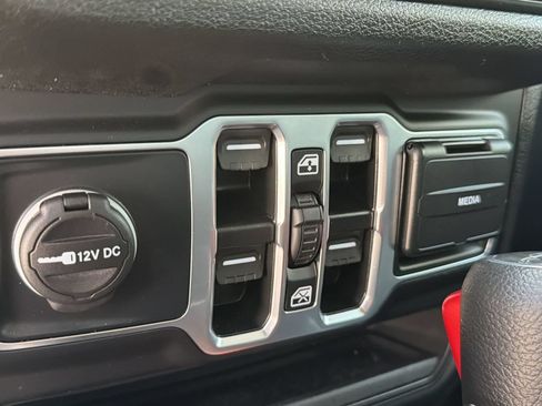 Used 2025 Jeep Gladiator Sport AWD/4WD image 17