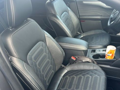 Used 2023 Ford Escape SE w/ PHEV Premium Package image 3