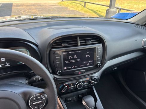 Used 2025 Kia Soul LX w/ LX Technology Package FWD image 17