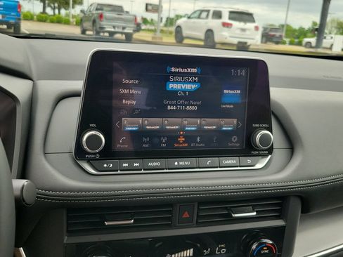 Used 2025 Nissan Rogue SV AWD/4WD image 15