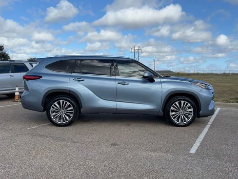 Used 2022 Toyota Highlander Platinum image 5