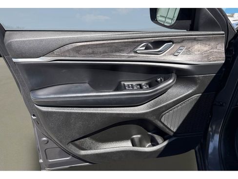 Used 2025 Jeep Grand Cherokee Limited w/ Luxury Tech Group II image 30