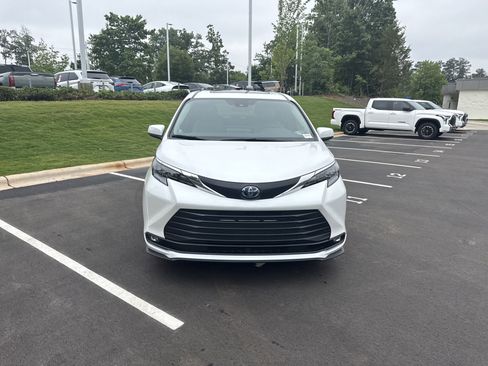 Used 2025 Toyota Sienna XLE w/ XLE Plus Package FWD image 3