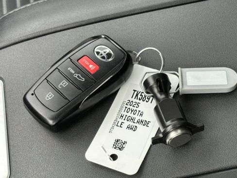Used 2025 Toyota Highlander XSE AWD/4WD image 33