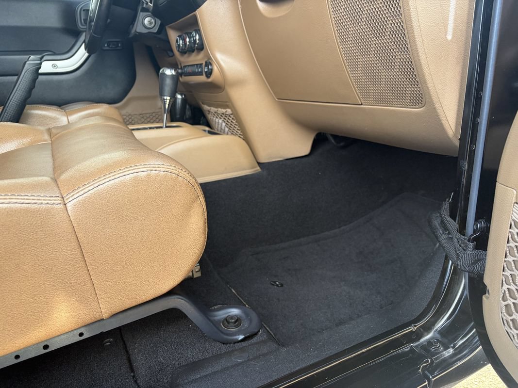Used 2011 Jeep Wrangler Unlimited Rubicon w/ Connectivity Group AWD/4WD image 19
