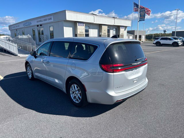 Used 2024 Chrysler Pacifica Touring-L FWD image 3