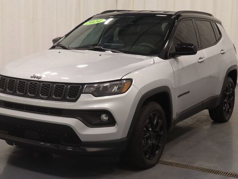 Used 2024 Jeep Compass Latitude w/ Convenience Group AWD/4WD image 7