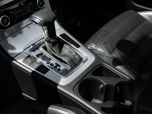 Used 2009 Volkswagen CC Luxury FWD image 16