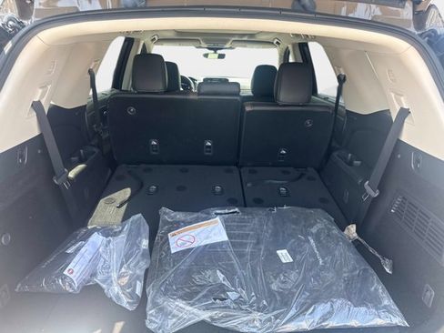 Used 2024 Nissan Pathfinder Platinum w/ Black Appearance Package image 15