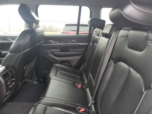 Used 2023 Jeep Grand Cherokee Limited image 23
