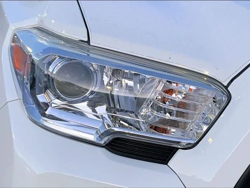 Used 2018 Toyota Tacoma SR image 25