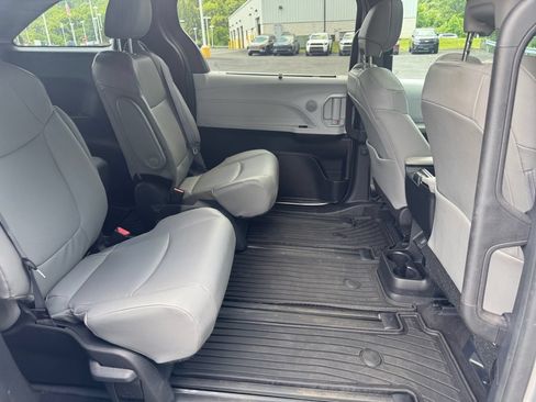 Used 2025 Toyota Sienna XLE AWD/4WD image 27