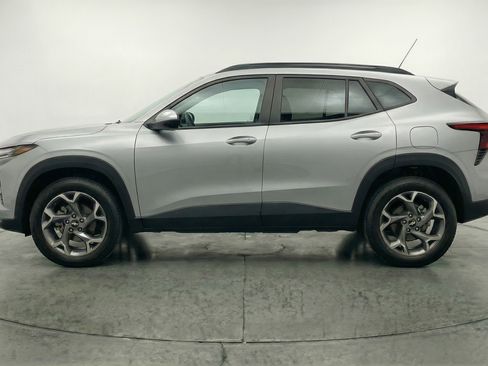 Used 2025 Chevrolet Trax LT FWD image 5