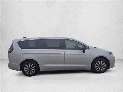 Used 2024 Chrysler Pacifica Limited FWD image 4