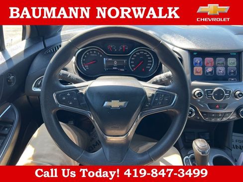 Used 2017 Chevrolet Cruze LT FWD image 18