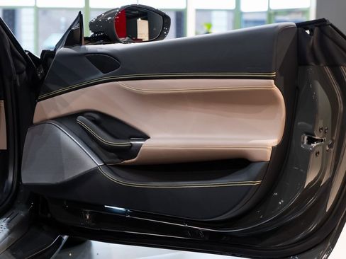 Certified 2022 Ferrari Portofino M image 43