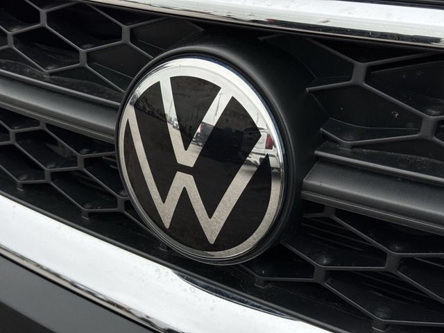 Used 2023 Volkswagen Taos SE w/ Panoramic Sunroof Package FWD image 31