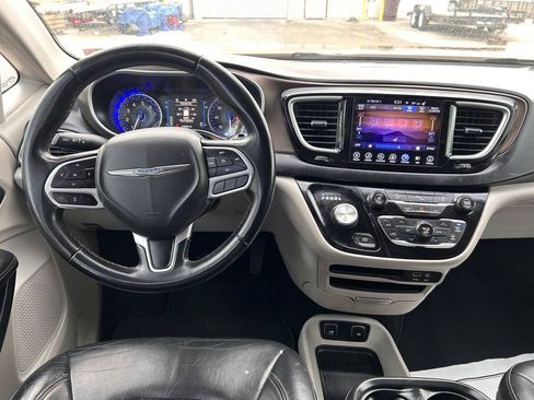 Used 2017 Chrysler Pacifica Touring-L FWD image 12
