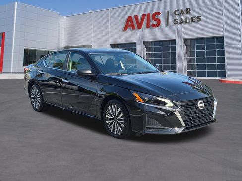 Used 2025 Nissan Altima 2.5 SV FWD image 3