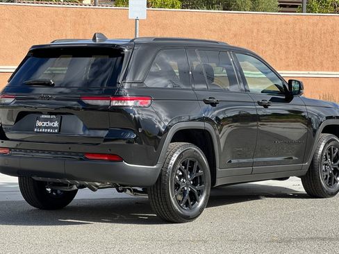 New 2025 Jeep Grand Cherokee Altitude image 4
